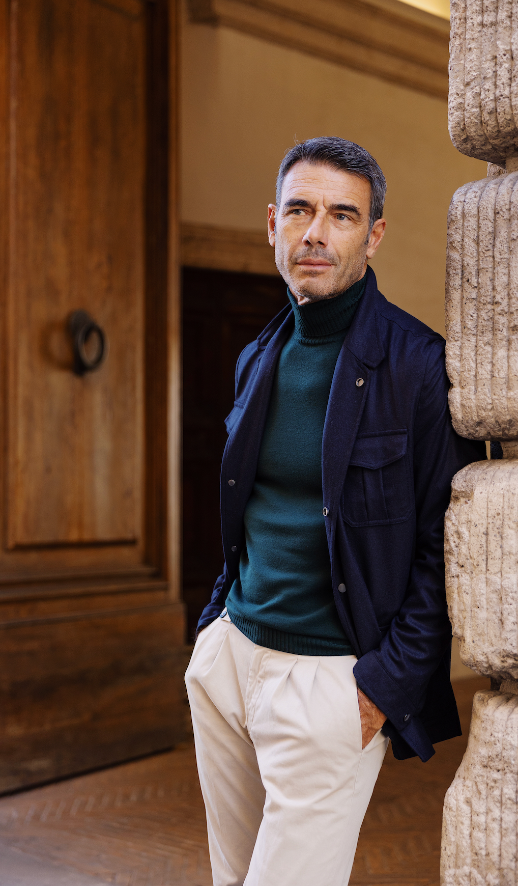 Lookbook Flanella Grigia uomo seduto